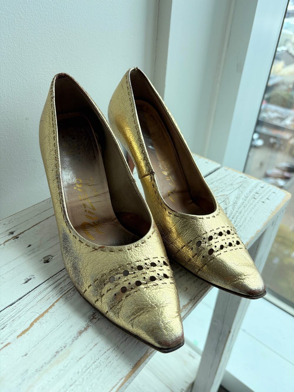 Metallic Gold 1960s Perforated Leather Pumps Approx Sz 6 Ladylike Retro Patina